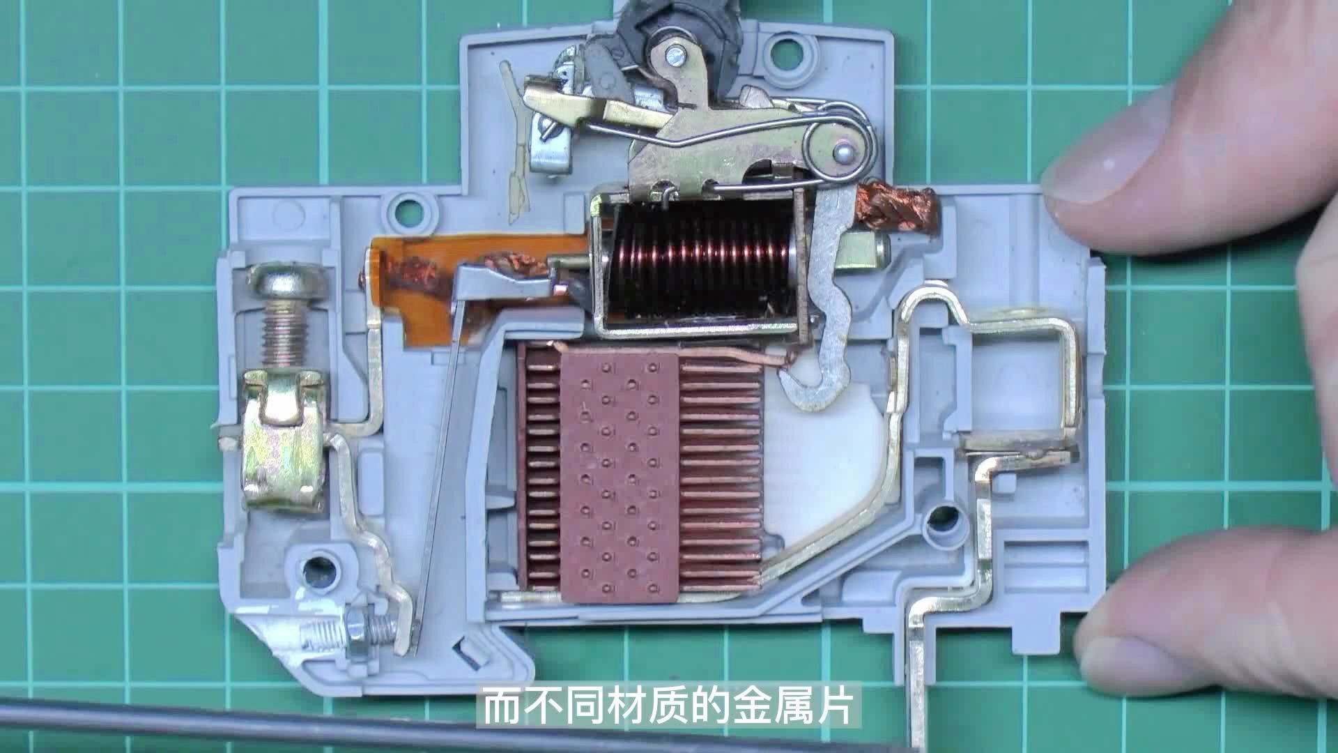 銑床與空壓機空氣凈化器的區(qū)別,銑床與空壓機空氣凈化器，深入解析頂級款57.39.62的差異與策略,高效計劃設計_英文版13.27.89