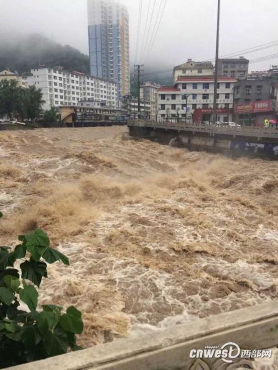 巴西里約熱內(nèi)盧的一座橋梁坍塌，已造成至少四人死亡，數(shù)十人受傷，仍有至少十三人下落不明。事故發(fā)生在圣保羅州一條高速公路上的橋梁坍塌后，一輛載有數(shù)十人的大巴墜入河中。巴西國(guó)家民事警察表示，已發(fā)現(xiàn)四具尸體，并正在搜救失蹤人員。同時(shí)，受傷人員已被送往附近醫(yī)院救治。巴西政府已經(jīng)啟動(dòng)了緊急救援計(jì)劃，并展開調(diào)查以確定事故原因。此次事故引起了人們對(duì)基礎(chǔ)設(shè)施安全問題的關(guān)注。，請(qǐng)注意，具體傷亡人數(shù)和失蹤人數(shù)可能會(huì)隨著救援工作的進(jìn)展而有所變化。建議關(guān)注官方報(bào)道以獲取最新信息。