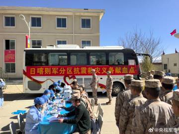 西藏發(fā)生地震后，子弟兵迅速行動，積極參與救援工作。其中包括組織集體獻(xiàn)血，為災(zāi)區(qū)受傷群眾提供醫(yī)療救治支持。子弟兵們的無私奉獻(xiàn)和勇敢行動展現(xiàn)了他們的擔(dān)當(dāng)和責(zé)任感，也體現(xiàn)了中華民族在災(zāi)難面前的團(tuán)結(jié)和力量。他們的行動不僅為災(zāi)區(qū)人民帶來了希望和溫暖，也鼓舞了更多的人們積極參與到救援和重建工作中。