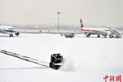 是的，由于英國出現(xiàn)大降雪，導(dǎo)致多個(gè)機(jī)場跑道暫時(shí)關(guān)閉，航班受到嚴(yán)重影響。建議關(guān)注最新的天氣預(yù)報(bào)和機(jī)場航班信息以獲取最新動(dòng)態(tài)。