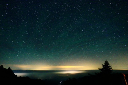 湖北一地夜空出現(xiàn)的神秘光圈可能是多種原因造成的，例如自然現(xiàn)象、人為因素等。目前，關(guān)于這一現(xiàn)象的回應可能還沒有具體的科學解釋或官方聲明。，如果您對這一現(xiàn)象感興趣，建議您關(guān)注當?shù)孛襟w報道或相關(guān)部門的官方聲明，以獲取更準確的信息。同時，您也可以參考一些天文或自然現(xiàn)象的解釋，以了解可能的成因。不過請注意，對于未經(jīng)證實的現(xiàn)象，應保持開放和理性的態(tài)度，避免過度猜測和誤解。