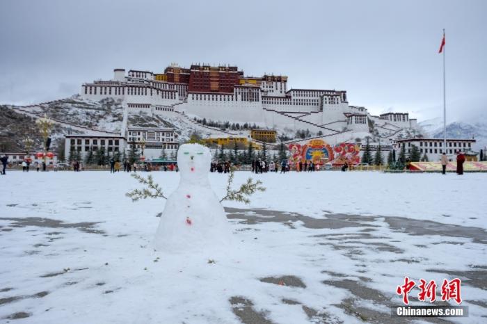 是的，南方多地即將迎來大范圍降雪。根據(jù)氣象部門的預(yù)報(bào)，南方地區(qū)可能會(huì)受到雨雪天氣的影響，特別是貴州、湖南、江西等地可能會(huì)出現(xiàn)大范圍降雪。此外，隨著冷空氣南下和暖濕氣流交匯，南方多地可能會(huì)出現(xiàn)明顯的雨雪天氣過程，部分地區(qū)可能會(huì)出現(xiàn)大到暴雪天氣。請(qǐng)注意關(guān)注當(dāng)?shù)貧庀蟛块T的預(yù)報(bào)和預(yù)警信息，做好防寒保暖措施，確保出行安全。