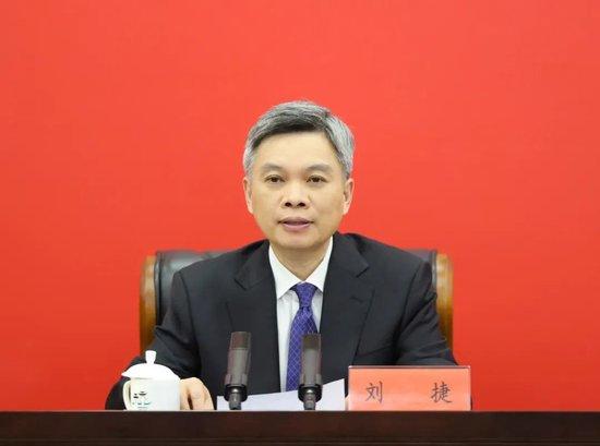 劉捷現(xiàn)任浙江省委副書記、省政府黨組書記、代省長。，劉捷，男，漢族，浙江諸暨人，中國共產(chǎn)黨黨員，在職研究生學歷，工學博士，高級工程師。劉捷同志是一位經(jīng)驗豐富的領導干部，他在多個領域都有卓越的工作表現(xiàn)和豐富的管理經(jīng)驗。作為浙江省代省長，他將承擔起推動浙江經(jīng)濟社會發(fā)展、促進政府工作高效運行等重要職責。