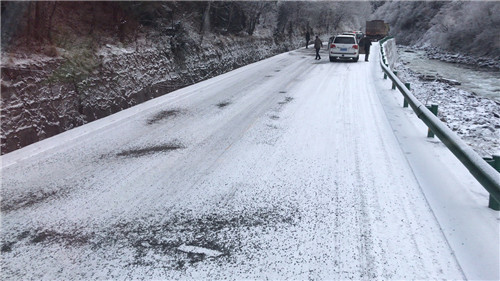 是的，韓國首都圈和江原道地區(qū)普降大雪。這場大雪對當(dāng)?shù)亟煌ê途用裆钤斐闪艘欢ǖ挠绊憽?jù)報道，大雪導(dǎo)致道路濕滑，能見度降低，給交通出行帶來了很大的不便。此外，大雪還可能導(dǎo)致部分地區(qū)出現(xiàn)停電和房屋受損等情況。，針對這種情況，當(dāng)?shù)卣呀?jīng)采取了一系列應(yīng)對措施，包括加強交通管制、清理積雪、保障居民生活必需品供應(yīng)等。同時，也提醒廣大市民注意防寒保暖，減少不必要的出行，確保自身安全。，如果您正在韓國旅行或居住，請關(guān)注當(dāng)?shù)靥鞖忸A(yù)報和新聞資訊，以便及時了解相關(guān)情況并做好應(yīng)對措施。