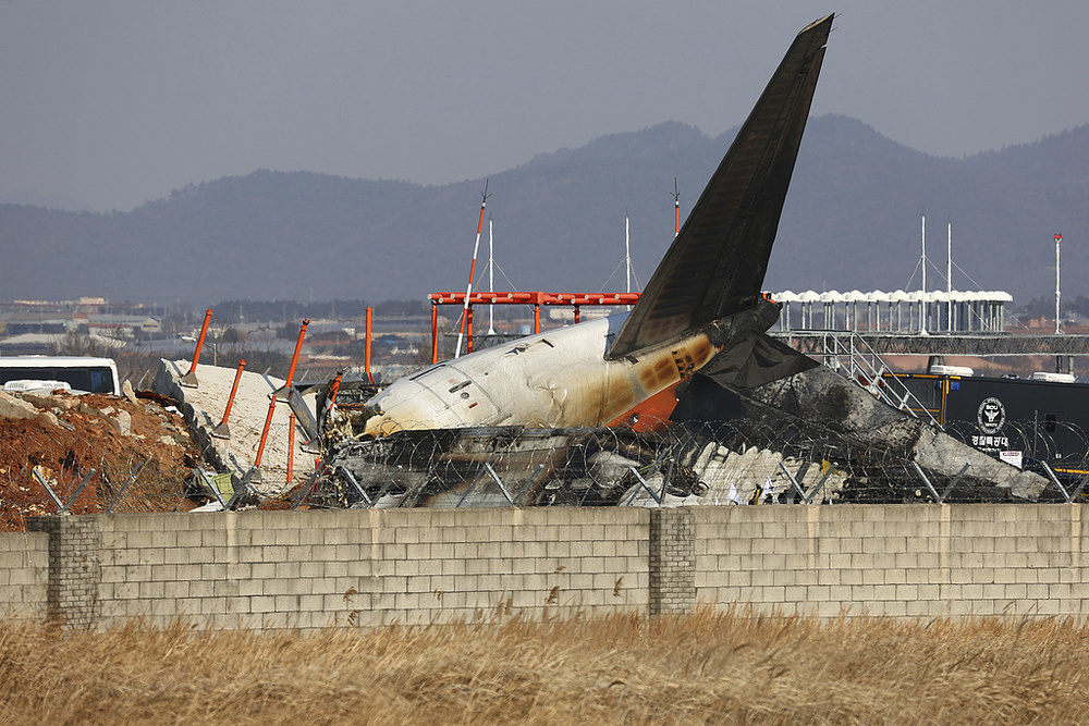 當(dāng)?shù)貢r間2023年韓國客機起火事件是一起非常嚴(yán)重的航空事故。據(jù)報道，此次事故已經(jīng)導(dǎo)致多人傷亡。對于此次事件，深感悲痛和惋惜。，關(guān)于事故的具體原因和傷亡情況，建議關(guān)注官方調(diào)查報告和相關(guān)新聞，以獲取準(zhǔn)確和詳細(xì)的信息。同時，也要尊重逝者和他們的家人，不要傳播未經(jīng)證實的消息和不實言論。，此次事件也提醒我們，航空安全至關(guān)重要。我們應(yīng)該加強對航空安全的關(guān)注和重視，遵守航空安全規(guī)定，共同維護(hù)航空安全。