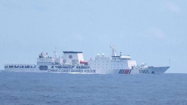 中國海警在黃巖島起飛艦載機并不是首次。，早在幾年前，中國海警就已經(jīng)在黃巖島設立常態(tài)化巡邏機制，并且多次起飛艦載機進行巡邏。這是為了維護黃巖島的主權(quán)和海洋權(quán)益，確保該區(qū)域的安全穩(wěn)定。需要注意的是，具體的首次起飛時間可能因不同的報道和來源而有所差異。，以上內(nèi)容僅供參考，如需更多信息，建議查閱相關報道或咨詢專業(yè)人士。