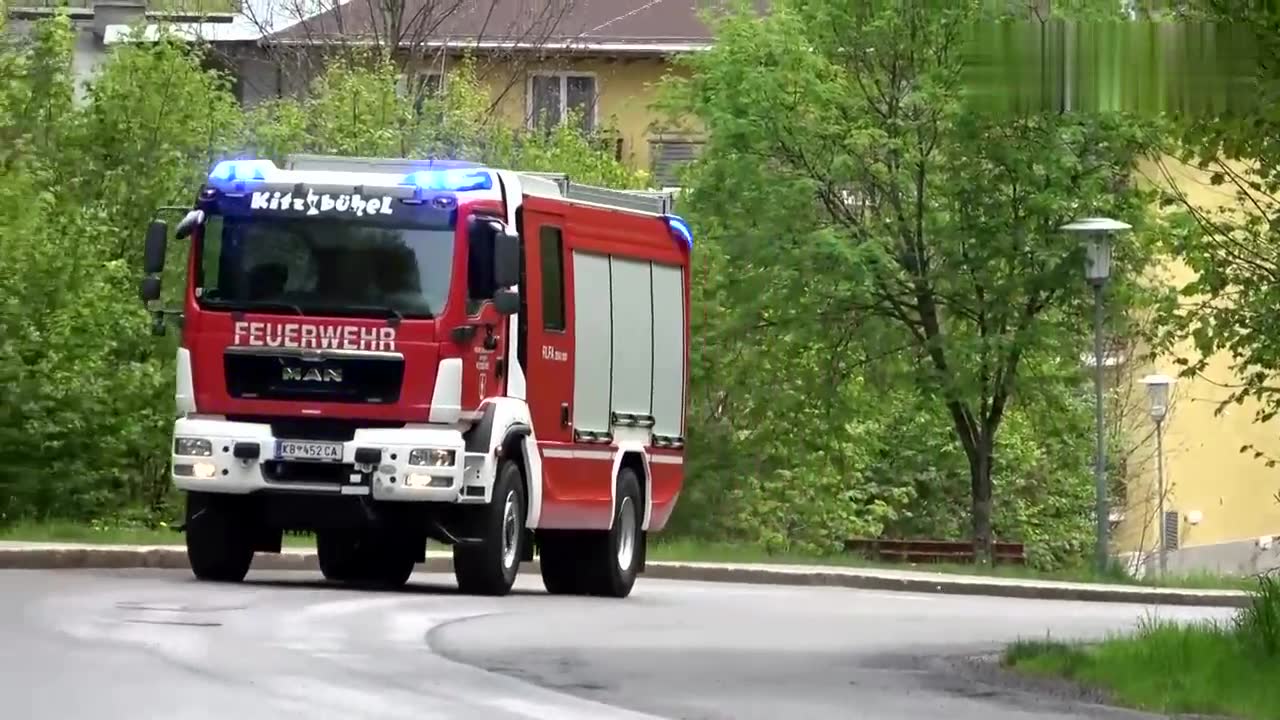 關(guān)于消防車警笛變兒歌的問題，官方并沒有明確的回應。，消防車的警笛聲是為了提醒公眾注意并為其讓路，以便其快速通過交通擁堵的地區(qū)，及時到達火災現(xiàn)場進行救援。這種警笛聲是特殊且嚴肅的，并不適合改編為兒歌。兒歌通常應該是輕松、簡單且適合兒童吟唱的，而消防車的警笛聲更多地與緊急情況和嚴肅場合相關(guān)聯(lián)。因此，從尊重公共安全和尊重官方標志的角度出發(fā)，不建議將消防車警笛聲改編為兒歌。，以上觀點僅供參考，關(guān)于這個問題，官方并沒有給出明確的回應，建議關(guān)注官方信息以獲得準確內(nèi)容。