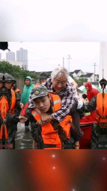 西藏震區(qū)小朋友揮手送別解放軍叔叔