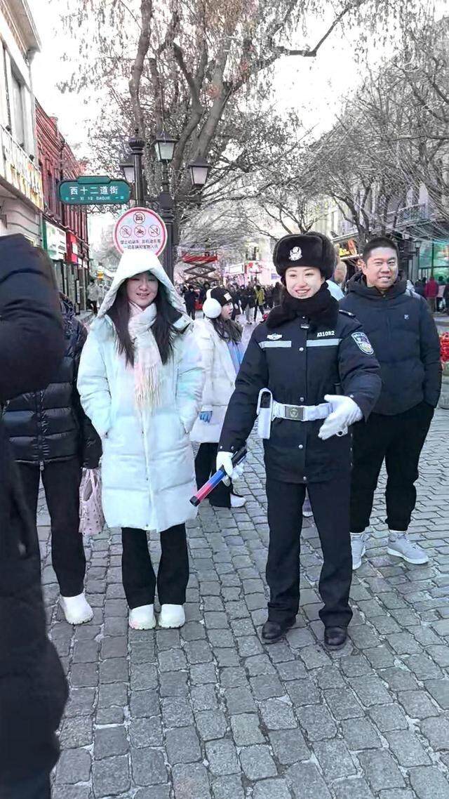 哈爾濱高顏值女警神似景甜走紅