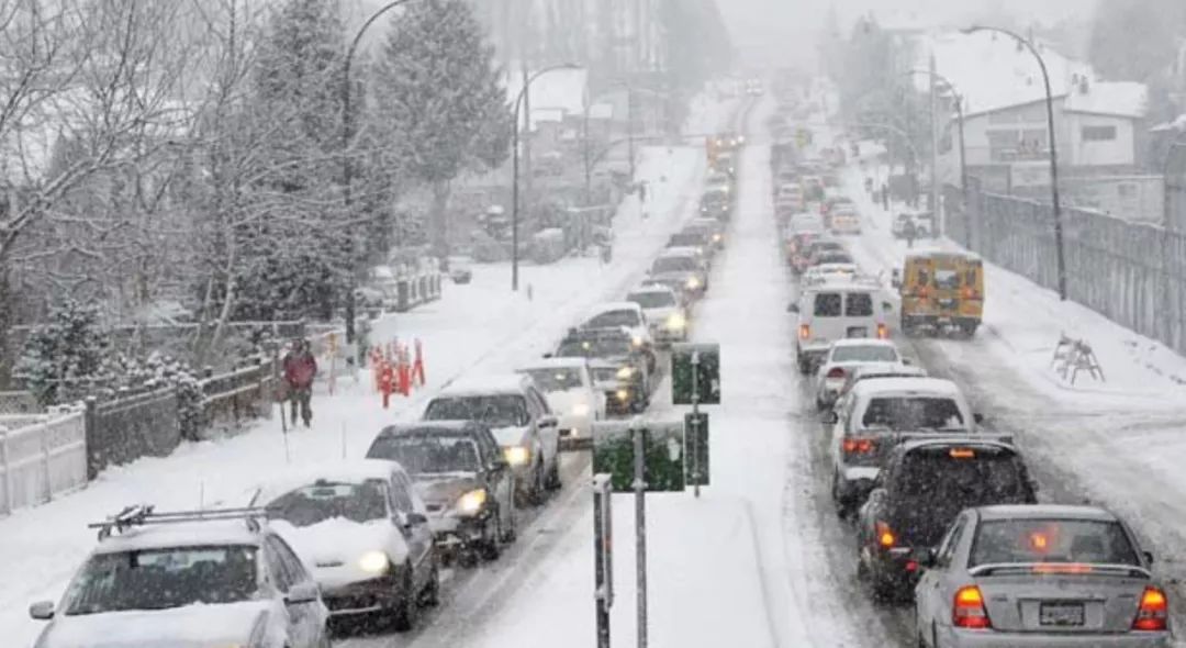 東北零下二十幾度的公交車里全是雪