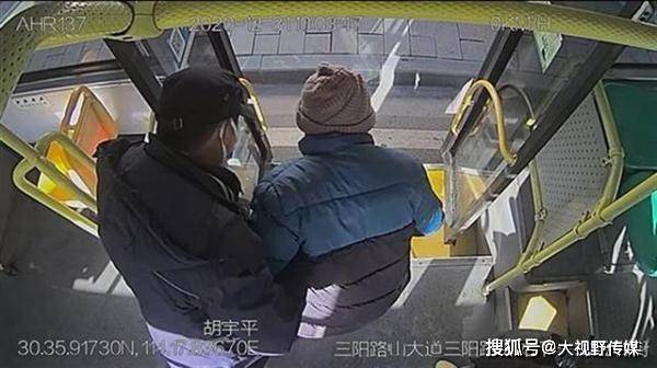 拄拐男子路邊摔倒 公交司機(jī)停車攙扶