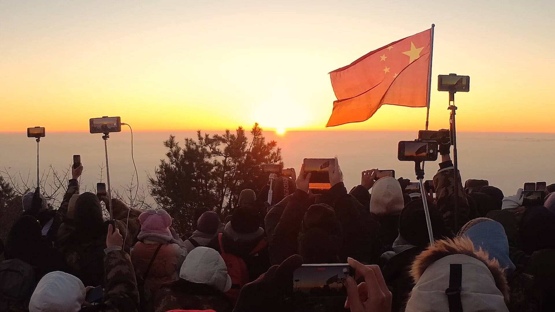 萬(wàn)余游客夜爬泰山迎新年第一縷陽(yáng)光