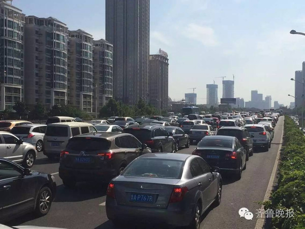 奧體新城海棠園,返鄉(xiāng)路擁堵 第一臺(tái)車在干啥