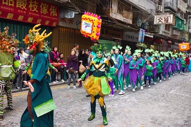 澳門天天彩資料正版免費,山東眾人排隊拜年 隊伍綿延數(shù)百米