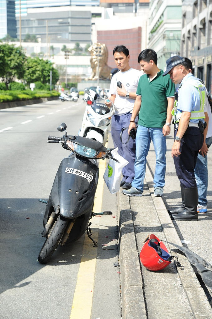 香港2025澳門資料大,媽媽練完車回家過(guò)橋把女兒撞進(jìn)水溝